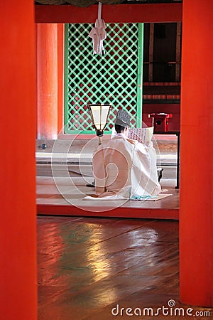 PrÃªtre shinto en priÃ¨re (sanctuaire d'Itsukushima - Miyajima - Japon) Editorial Stock Photo